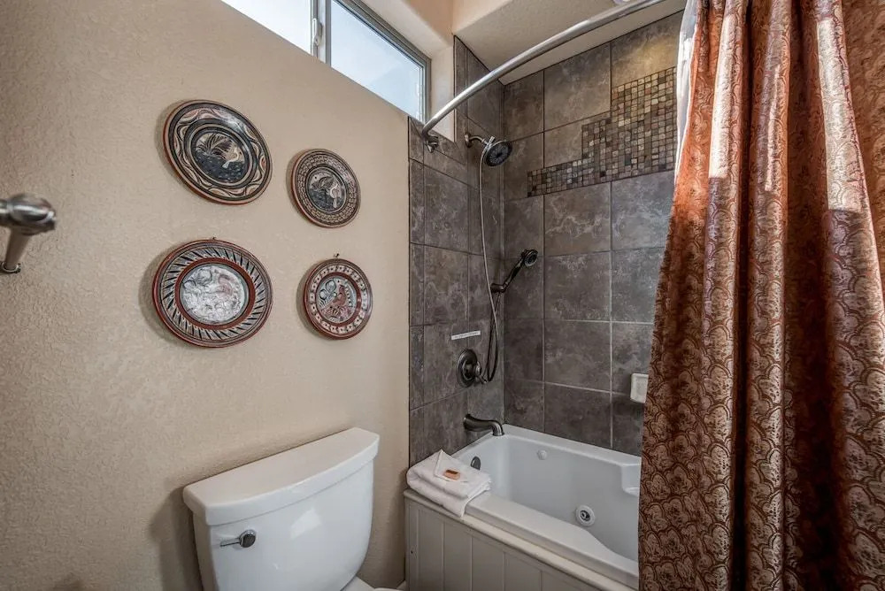 Adobe Mountain Views - Four Bedroom Cabin with Hot Tub