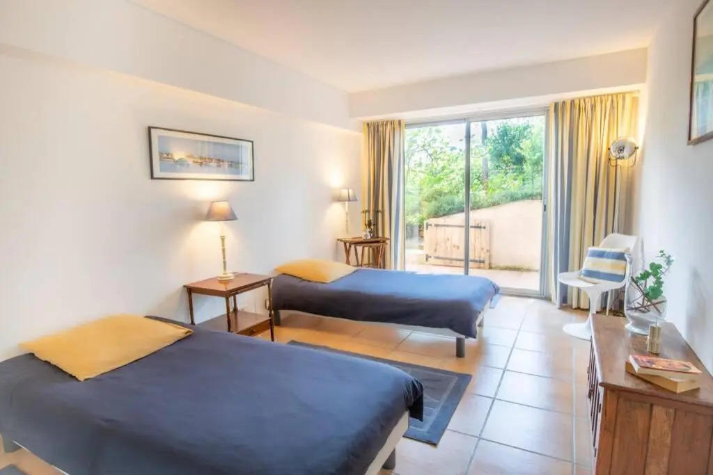 Forest flat / Terrasse-spa-bbq-10min à pieds de la plage