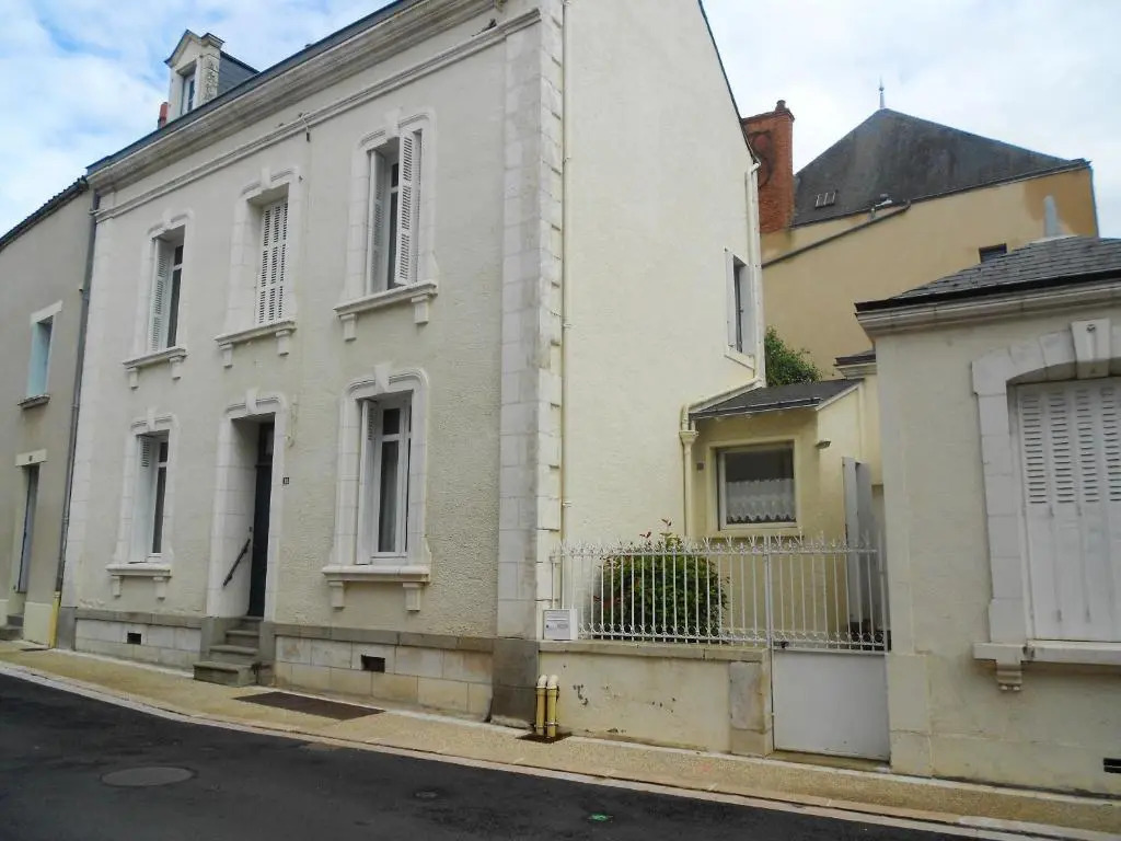 House With 3 Bedrooms in Airvault, With Enclosed Garden and Wifi