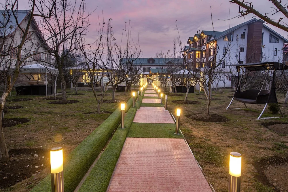 Apple Orchard Resort & Spa - Overlooking Zabarwan Mountain