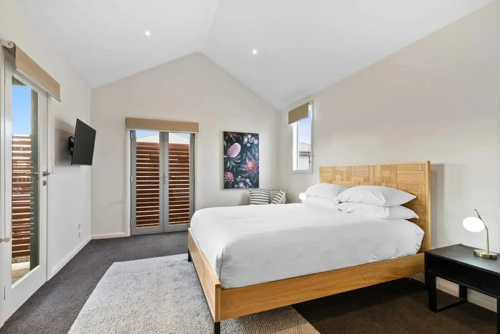 Chic 2-bed Home By Bustling Shops