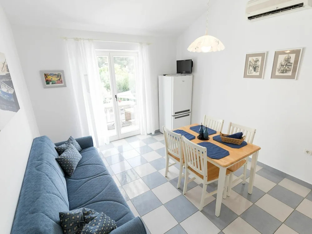 Lovely 4 Bedroom Apartment with Beautiful Garden And Terrace, 50m From the Beach