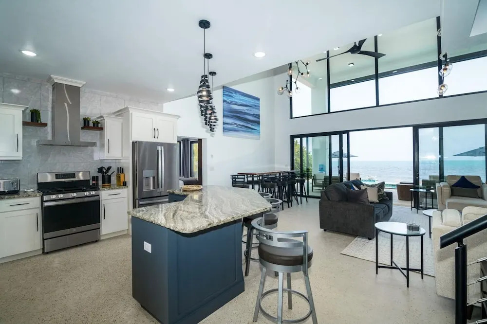 Sand Castle Vista - Spacious 4-Bed Villa in Placencia Village w Pool