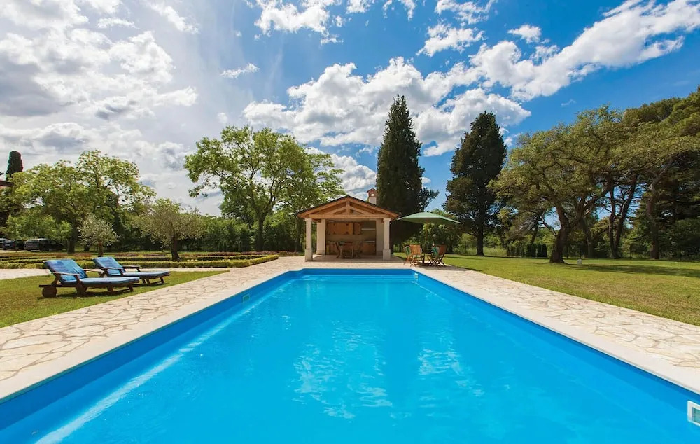 Stunning Home in Valbandon With Wifi and 6 Bedrooms