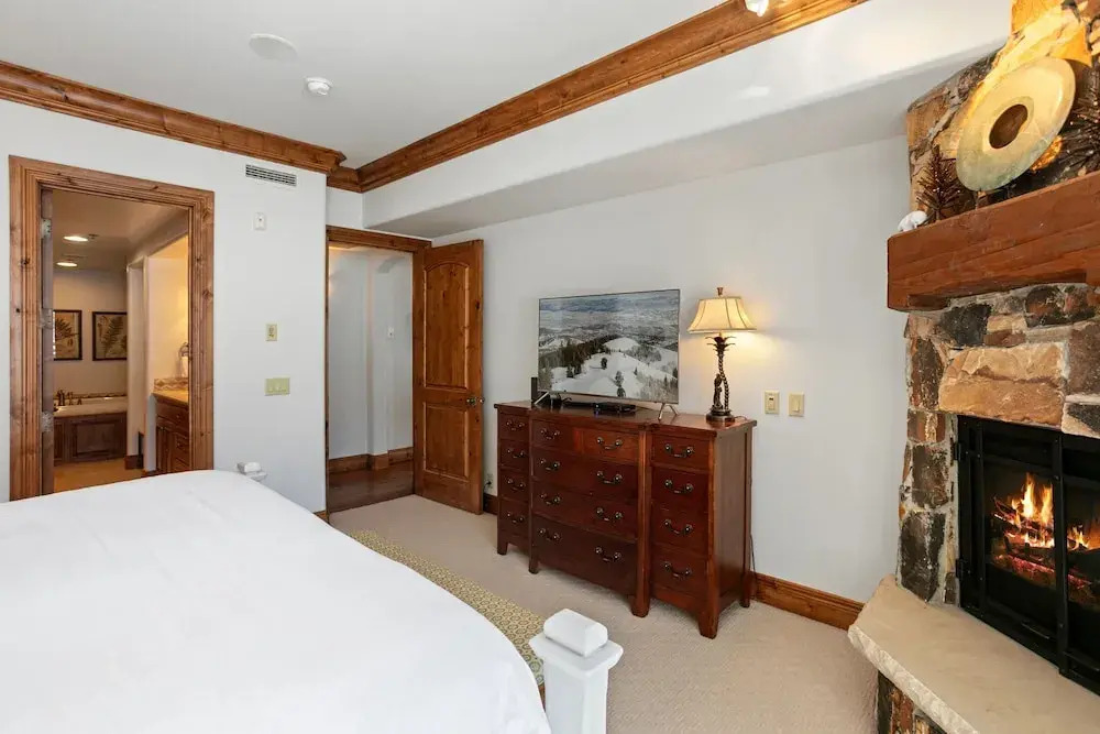 Grand Lodge - 3 Bedroom Deluxe #404 - Ski-in/out 3 Condo