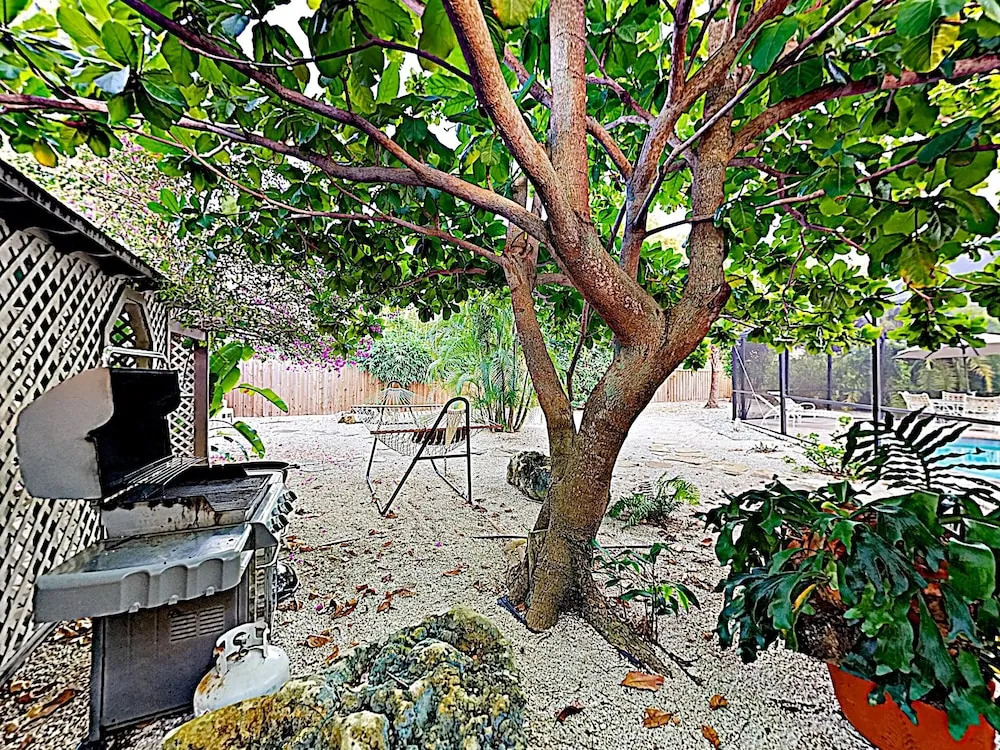 Tropical Oasis - 3 Minutes To Beach Home
