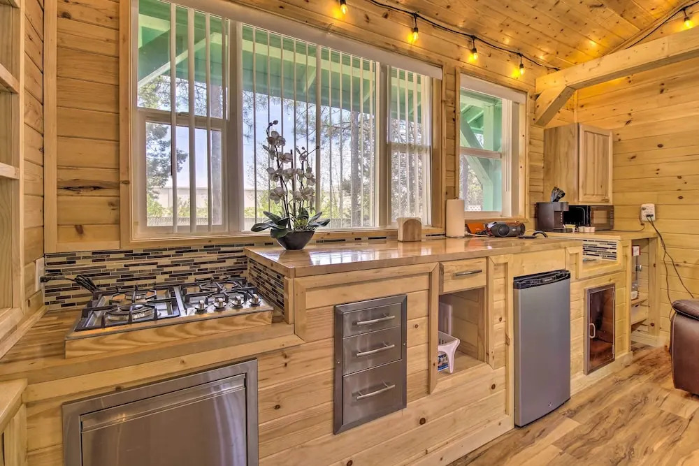 Grill, Fire Pit: Pet-friendly Lakeside Cottage!