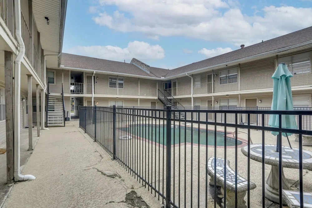 Walk to LSU Campus & Bars! Condo w/ Community Pool