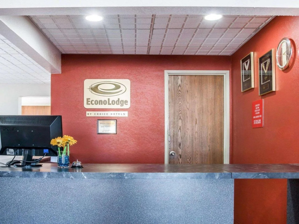 Econo Lodge Cadillac by Choice