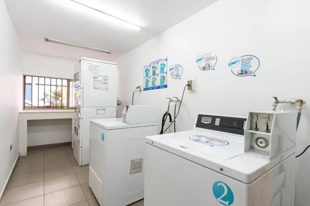 Urban Red 2BR W/ Wifi, Tv, Pool & Gym