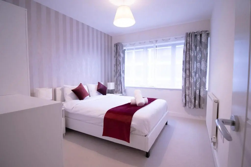 2 Bedroom 2 Bathroom Quality Serviced Accommodation Perfect for Contractors & Families, FREE Parking & WiFi with 1 Double, 2 Single Beds by Firoz Property Management