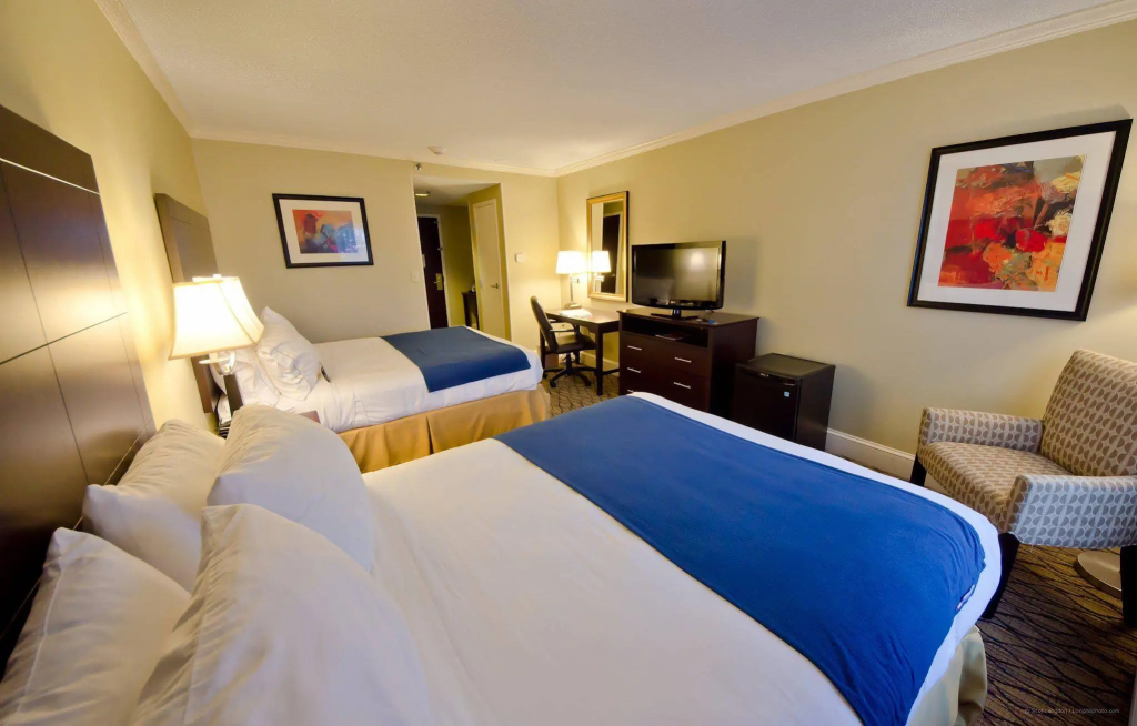 Holiday Inn Express and Suites Merrimack - Nashua by IHG