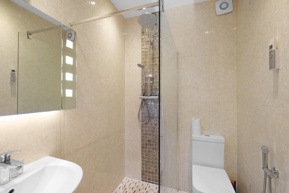 Modern Comfort 2-Bedroom, 2-Bathroom House