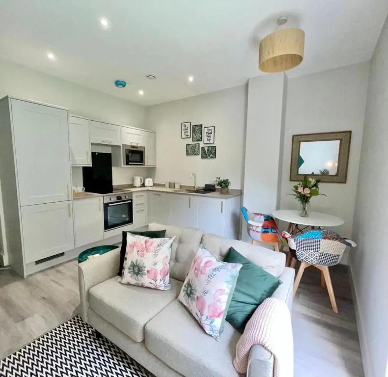 Gorgeous New 1 Bed, Town Centre,Parking,Garden