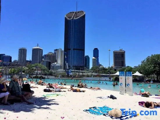 Lovely 2 Beds Apt with City View at South Brisbane