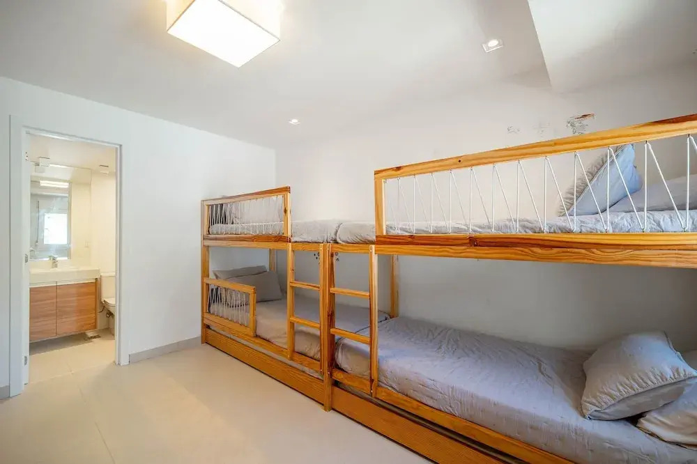 Bz77 Beachfront house with 4 suites!