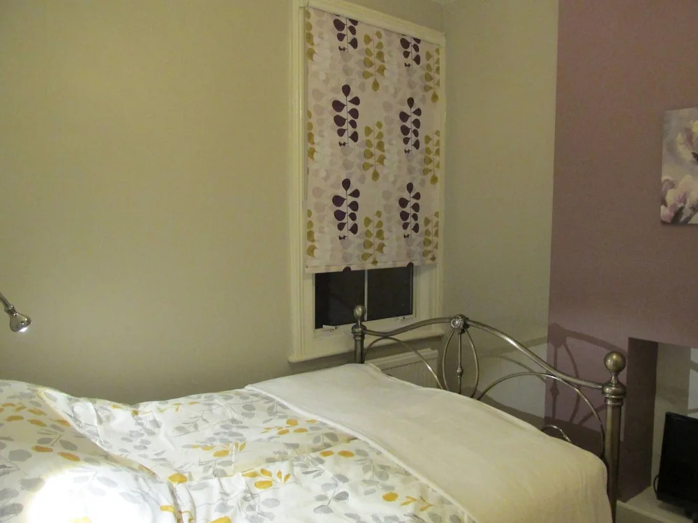 The Quiet & Cosy Fulham Reach Crib