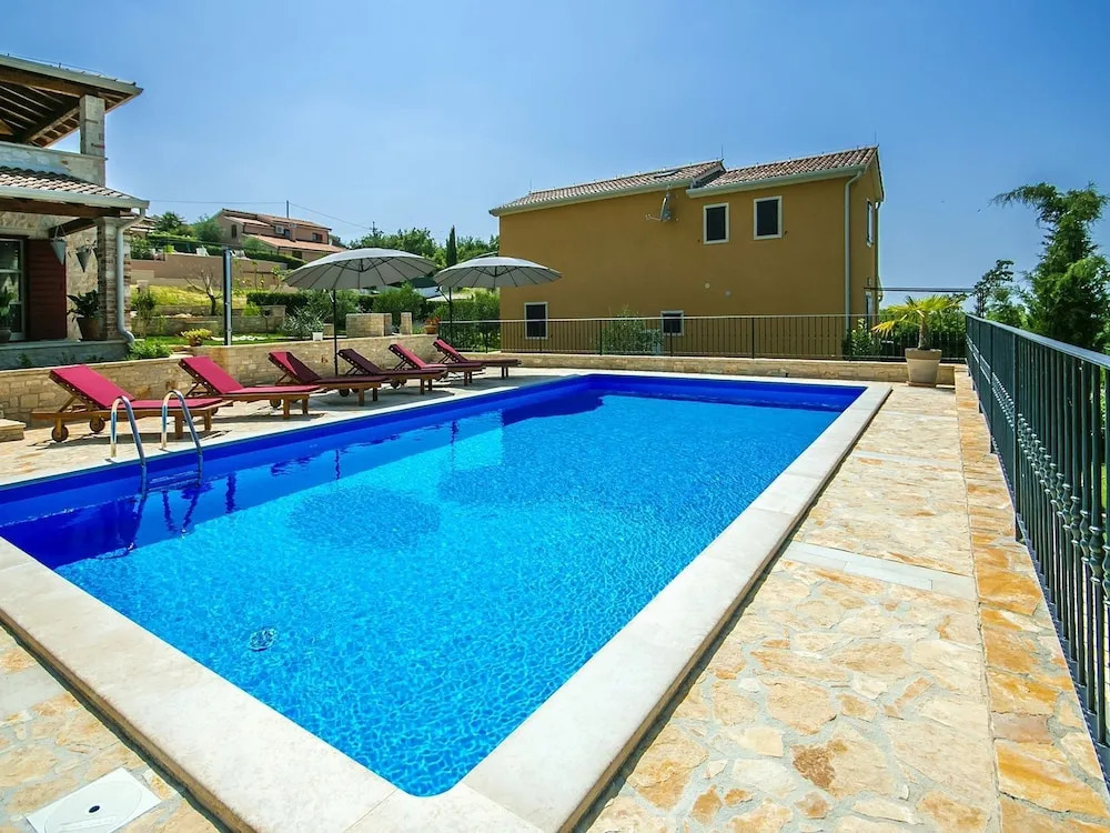 Beautiful Child-friendly Villa With Private Pool in Porec