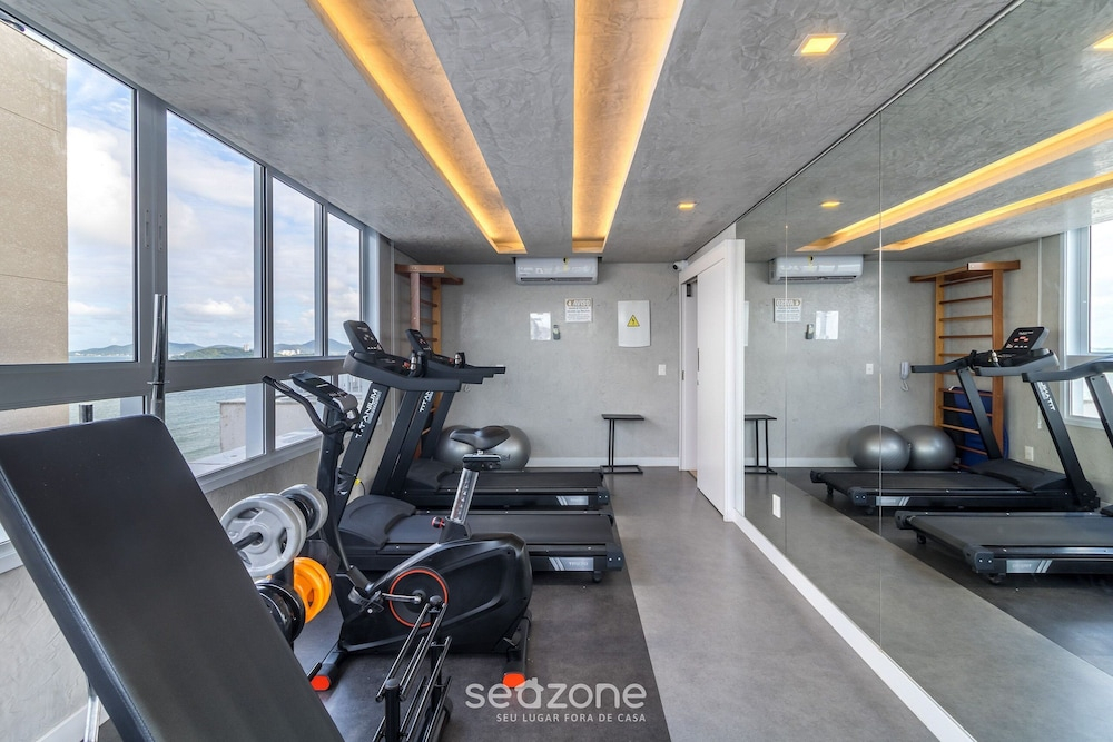Apts in Building w/ Pool 120 m From the Beach - LTT