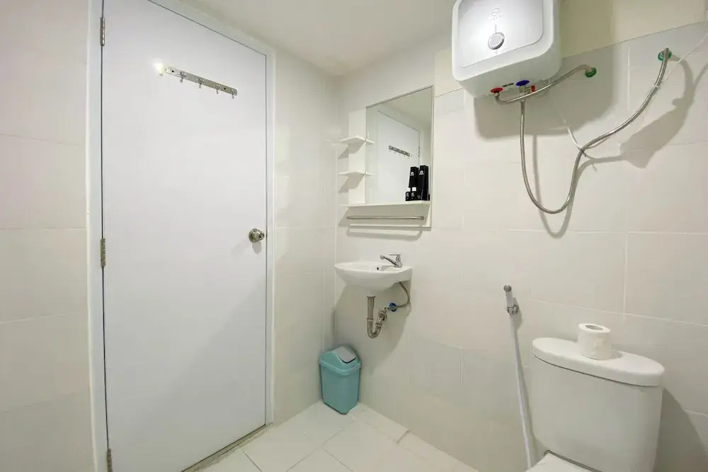 Modern Look And Homey Studio At 10Th Floor Paltrow City Apartment