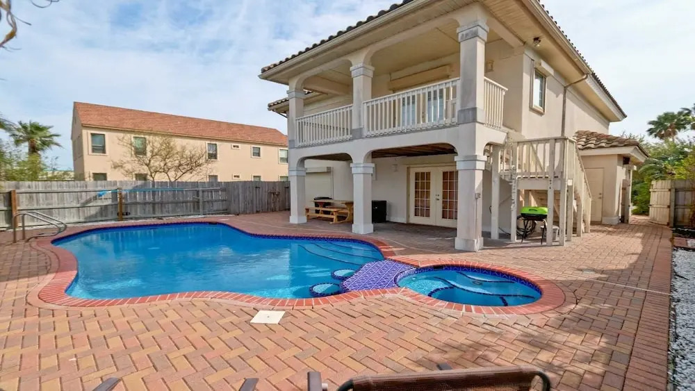 Adventura House 3 Bedroom Home by Redawning