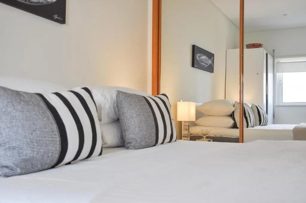 LovelyStay - 2BR Modern, Pool Access, Close to Marina & Beach