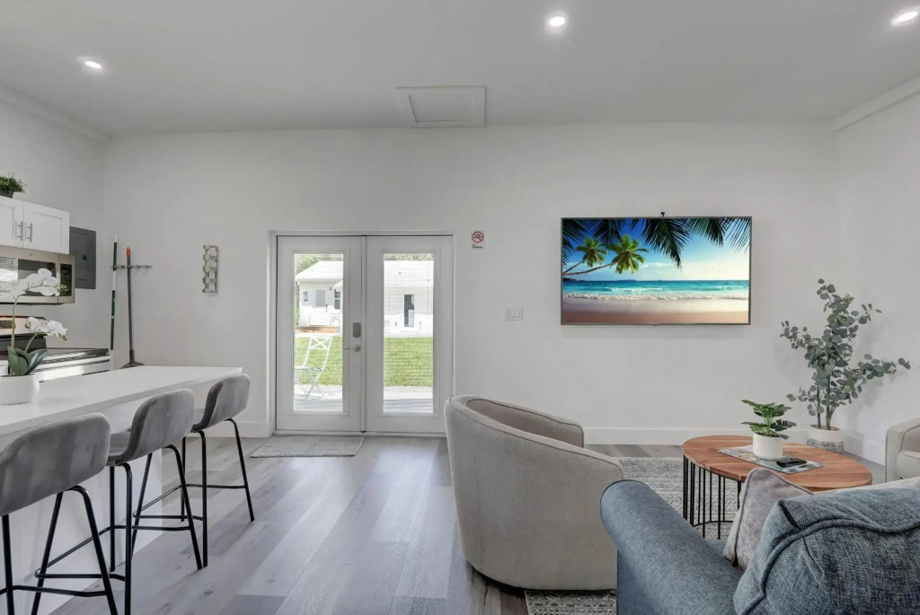 Guest House In a Downtown Bonita Springs Compound