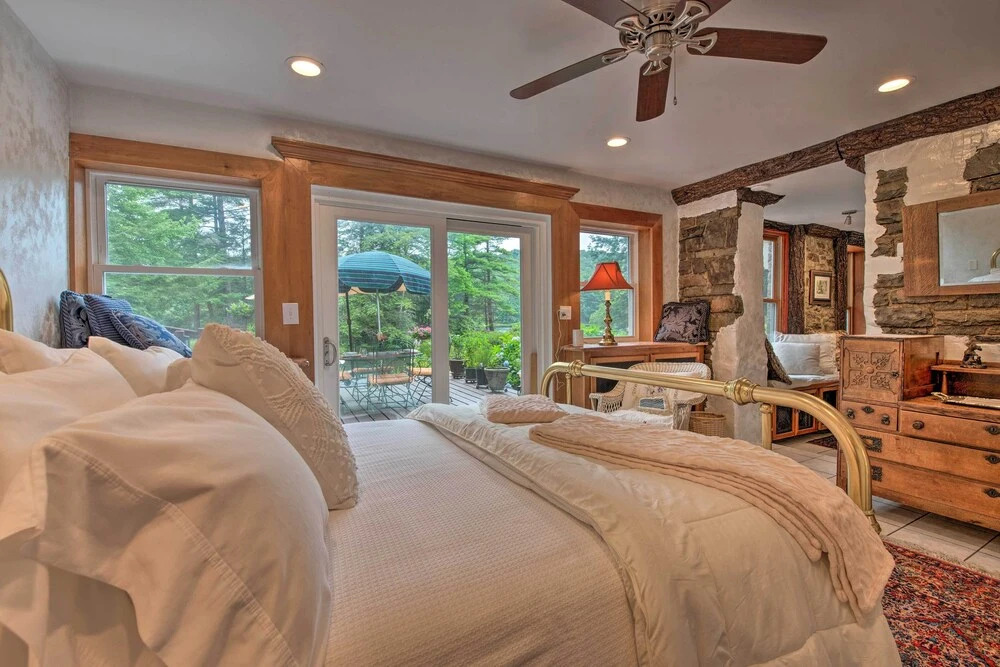 Lakefront Poconos Retreat w/ Hot Tub, Near Hiking!