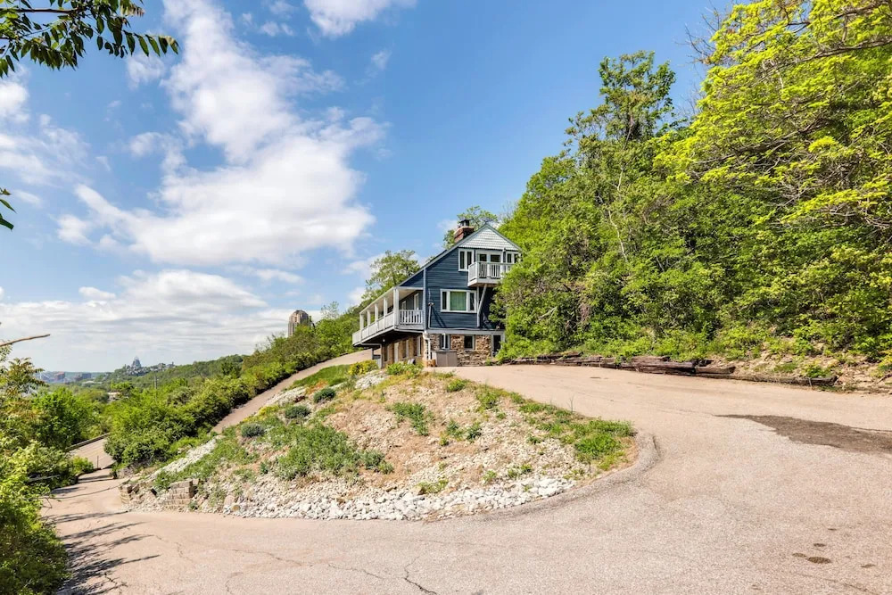Wooded Apt w/ River Views, 3 Mi to Dtwn Cincinnati