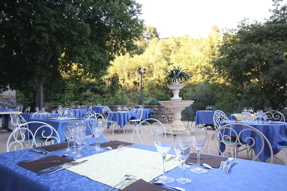 Logis Hôtel Restaurant Le Domaine de lEau Vive