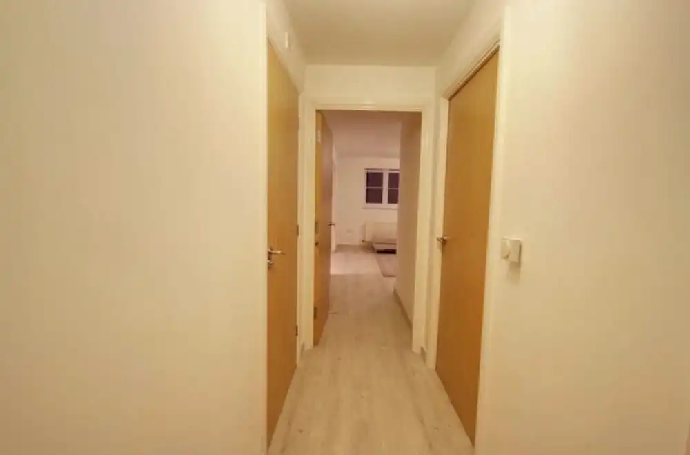 2 Double Bed Flat, En-suite, Top Floor, With Private Parking