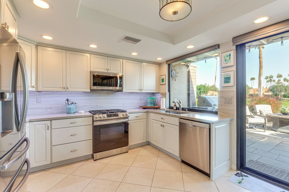11 Mi to Coachella: Palm Desert Gem w/ Pool Access
