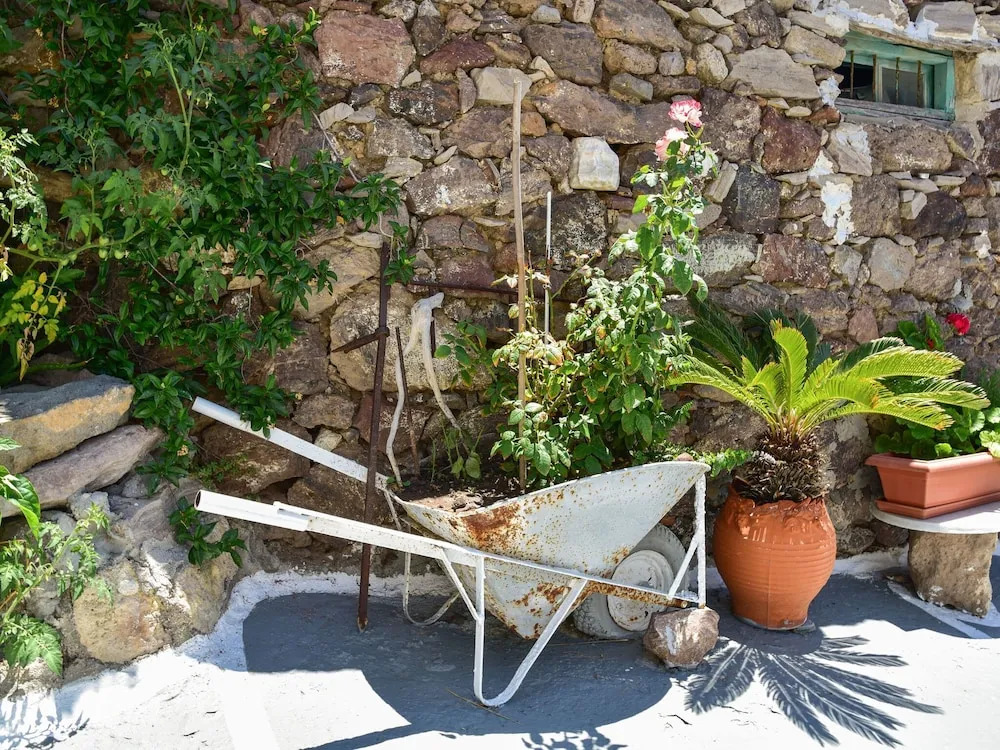 Snug Holiday Home in Tripiti with Roof Terrace near Water Sports