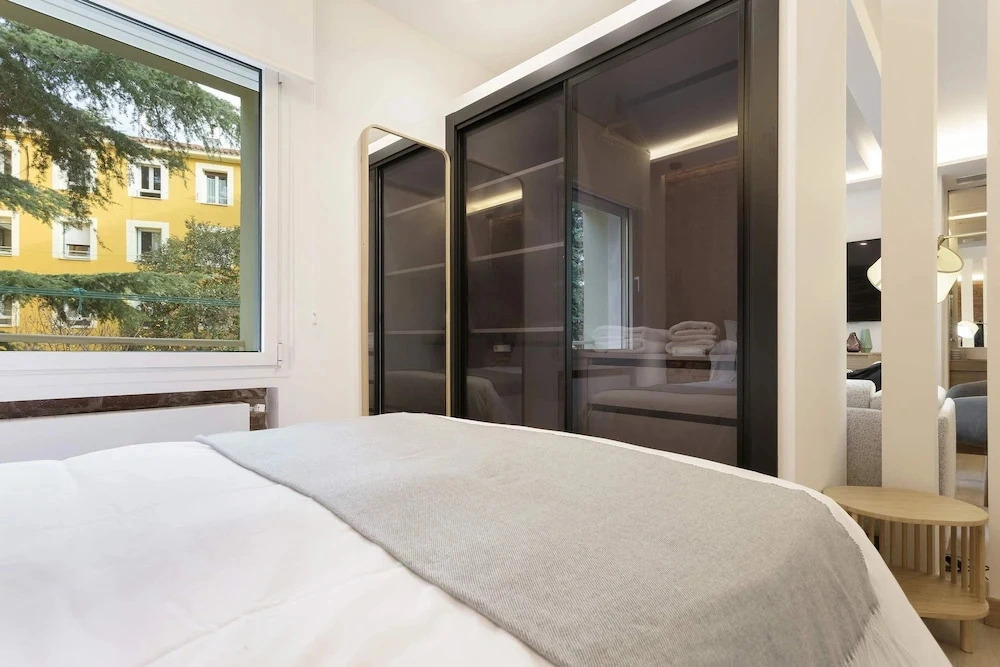 Stylish 1-bd Apart in Bernab u Concha Espina II