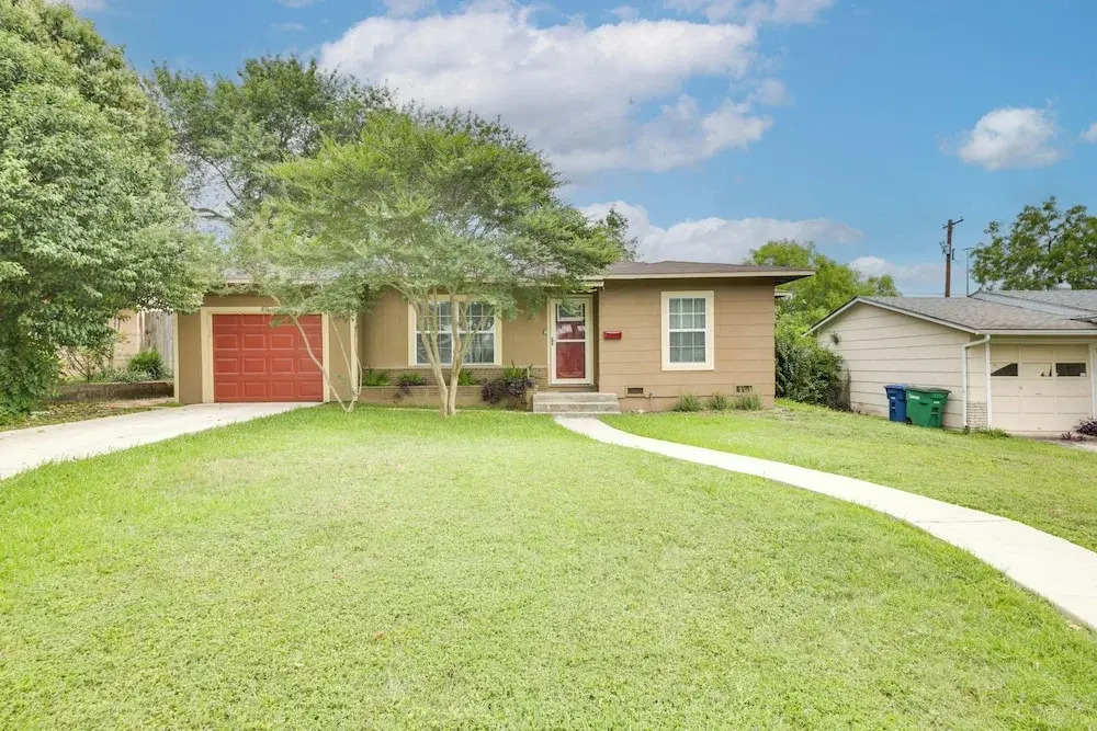 Welcoming Home ~ 6 Mi to Downtown San Antonio!