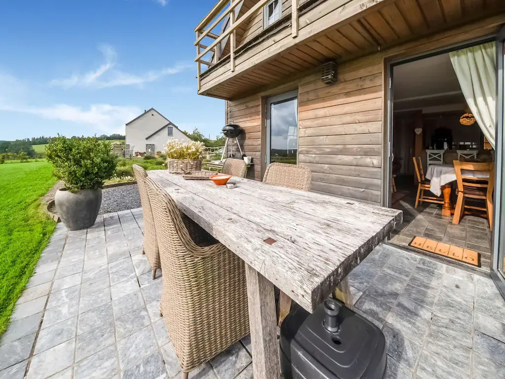 Tranquil Holiday Home in Mont with bubble bath, Terrace, Garden