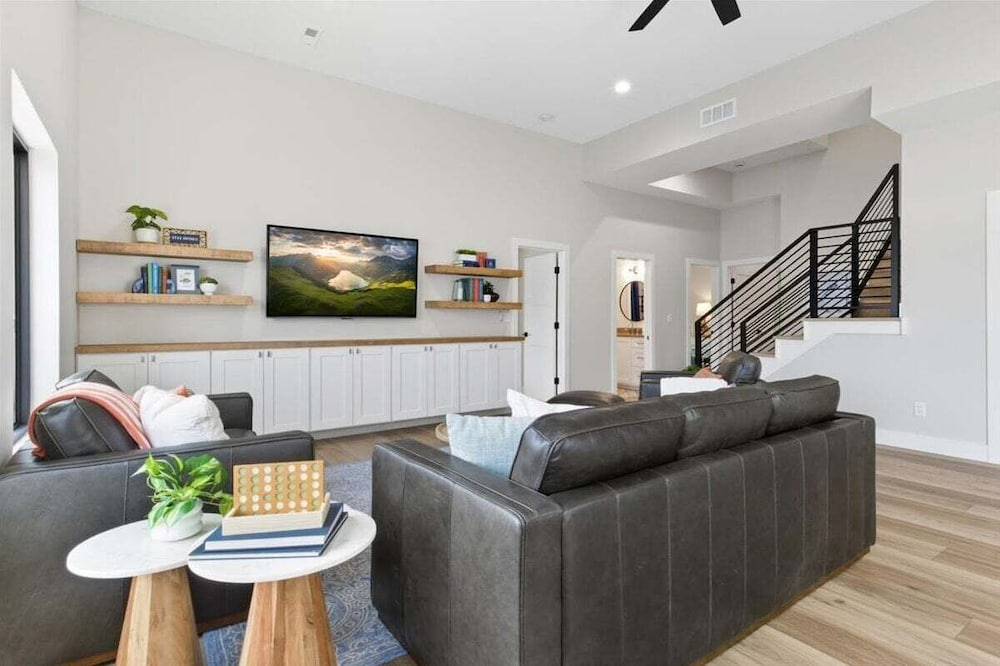 Modern Lakefront Escape The Twelve