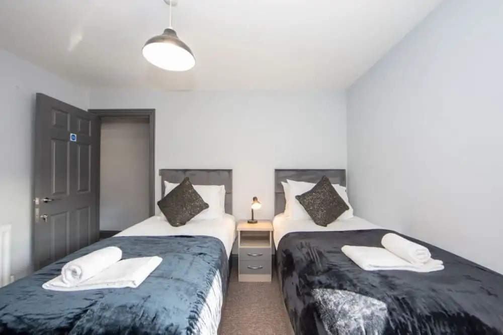 Immaculate 5-bed House in the City Centre Ashford
