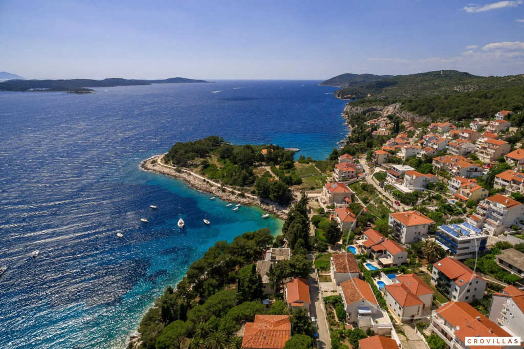 Mare III in Hvar with 4 bedrooms and 1 bathrooms