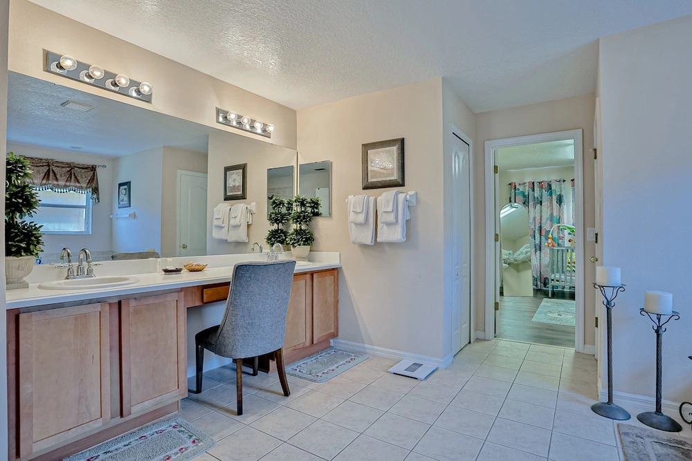 Stunning House With Lanai, Pool, Ping-pong, Full Kitchen, & Wifi