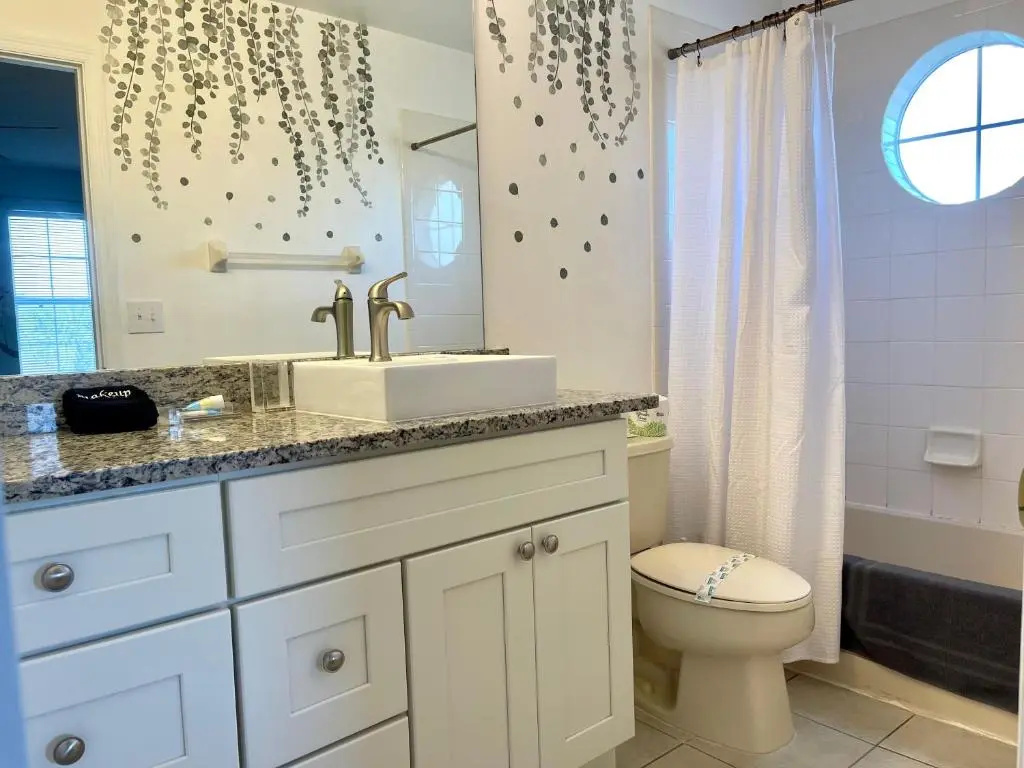 Disney Dream with Hot Tub, Pool, Xbox, Games Room, Lakeview, 10 min to Disney, Clubhouse