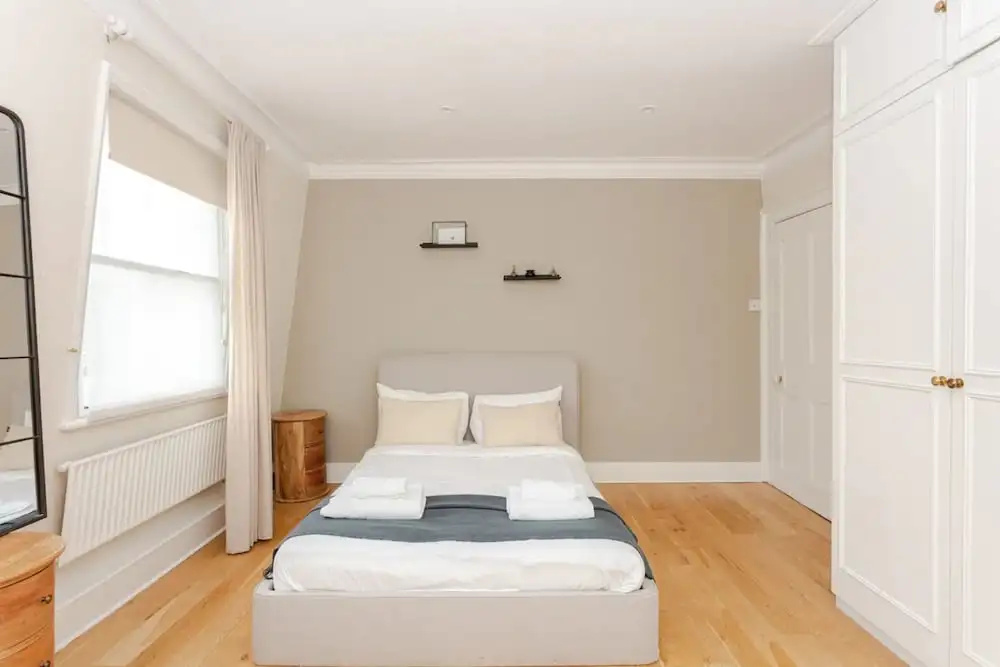 Beautiful 5 Bedroom Home With Garden in South Kensington