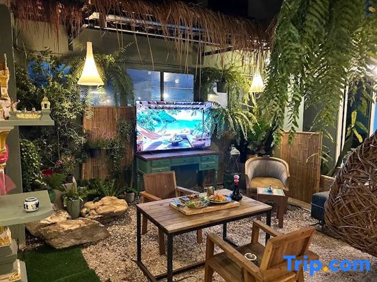 The Oasis on 8 Cozy Homestay & Café