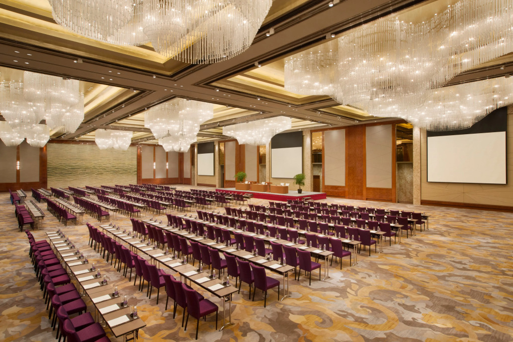 Midtown Shangri-La, Hangzhou, moments from West Lake