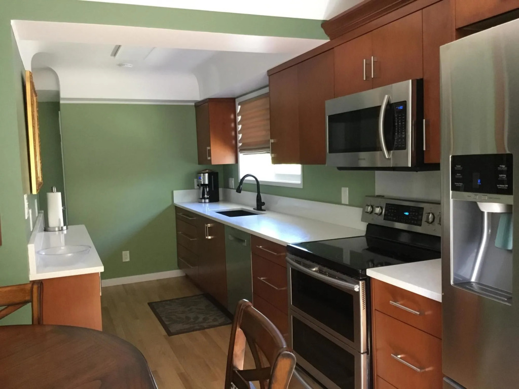 James Bay Inn Hotel, Suites & Cottage