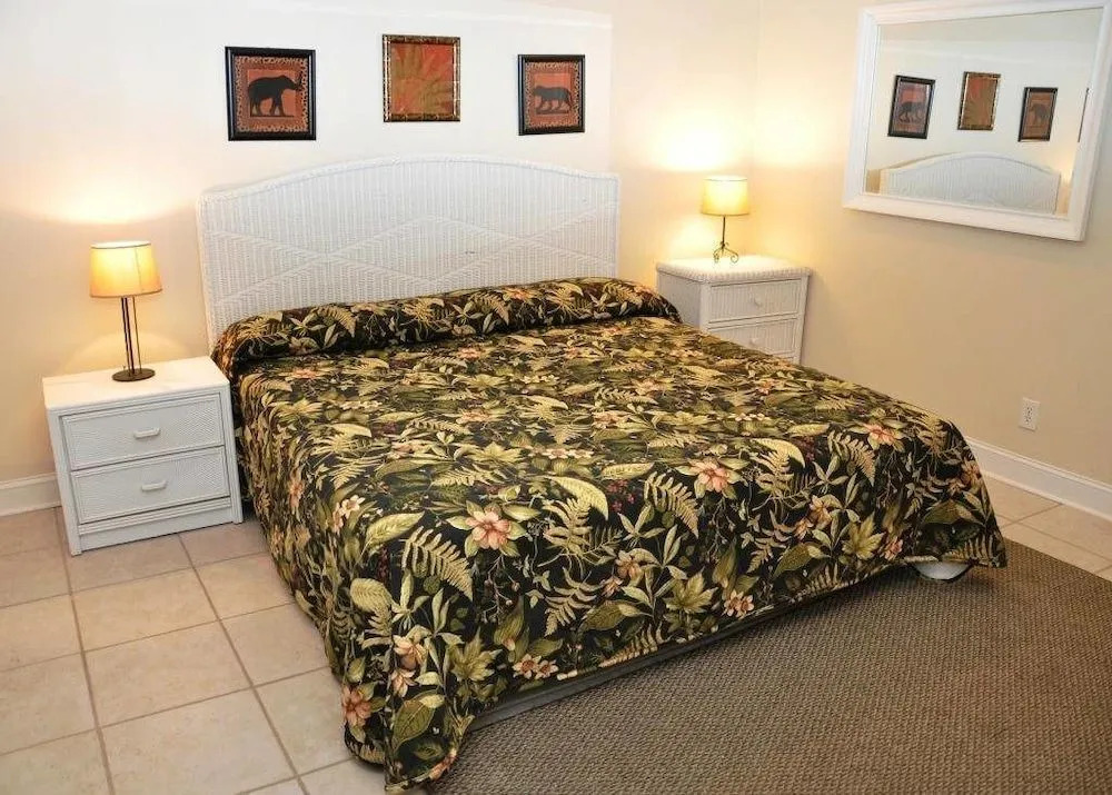 Hyperion Towers 302 - 2 Br condo by RedAwning