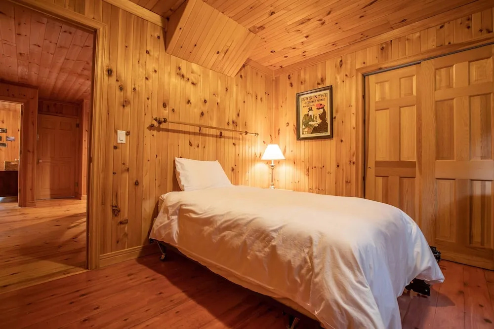 Wildflower Cottage A Fantastic boat access family cottage with a spectacular 500' of waterfront!