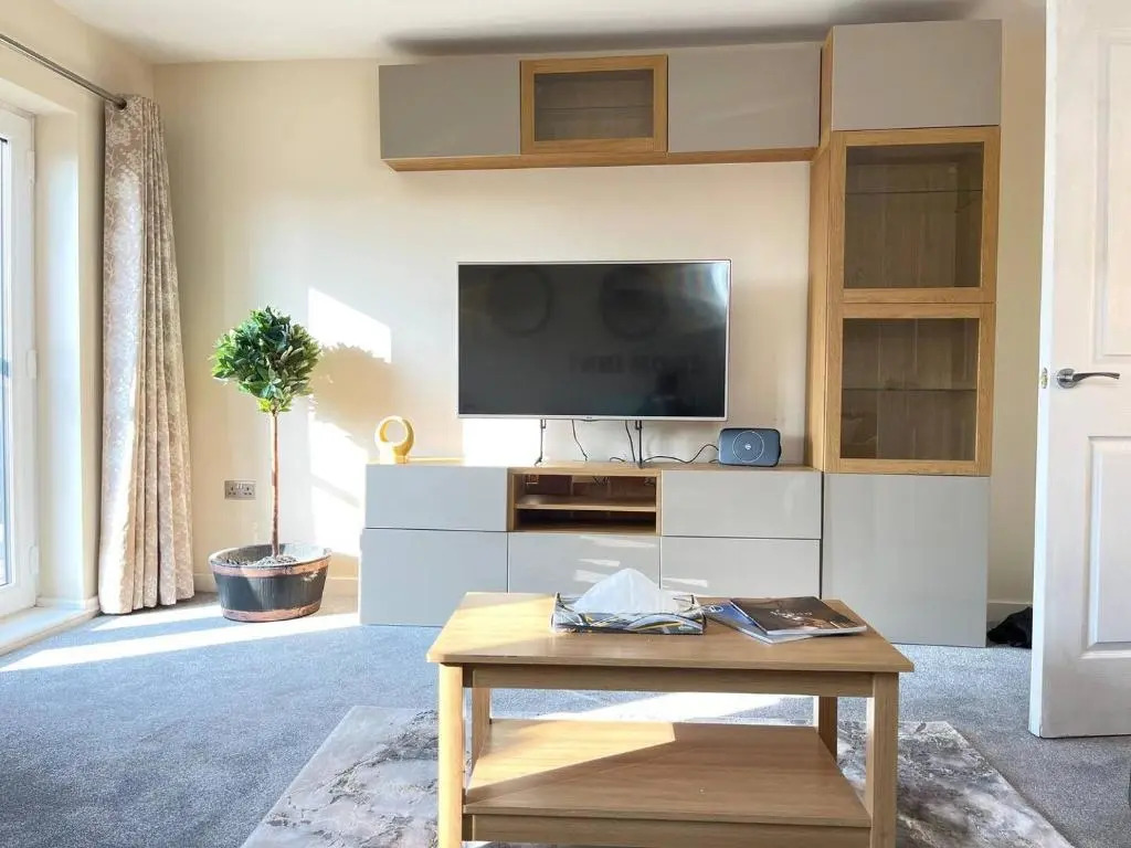 Lovely, stylish townhouse with free parking!