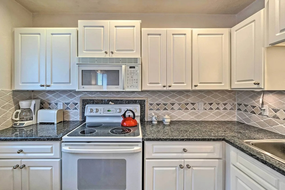 Updated Apartment Walking Distance to Venice Beach