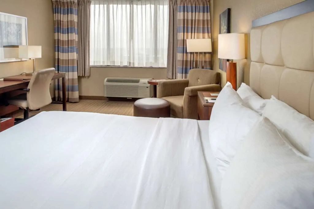 DoubleTree by Hilton St. Louis at Westport
